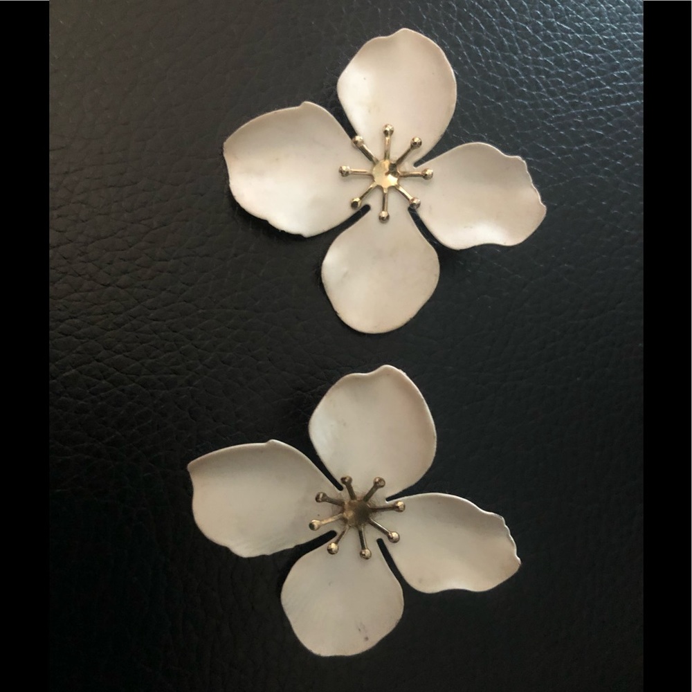 Wow White Flower Earrings